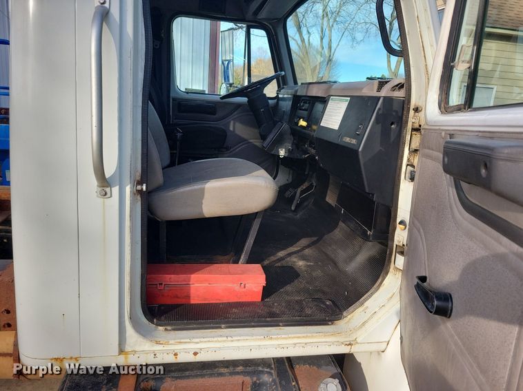 image for item LO9950 1998 International 4700  hook lift truck