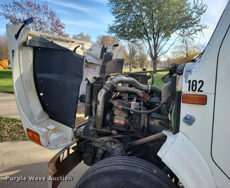 image for item LO9950 1998 International 4700  hook lift truck