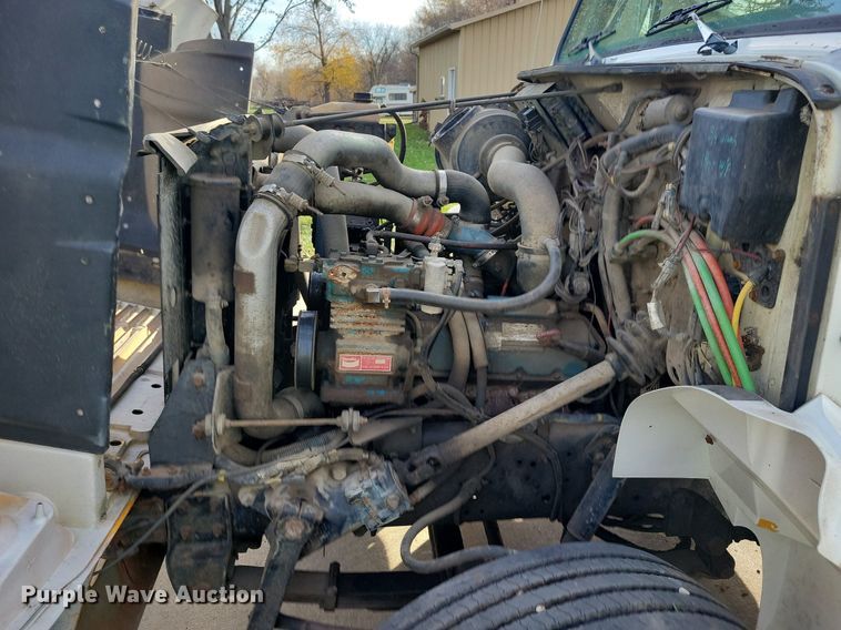 image for item LO9950 1998 International 4700  hook lift truck