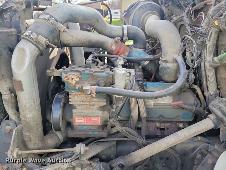 image for item LO9950 1998 International 4700  hook lift truck