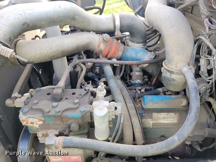 image for item LO9950 1998 International 4700  hook lift truck