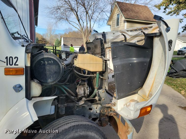 image for item LO9950 1998 International 4700  hook lift truck