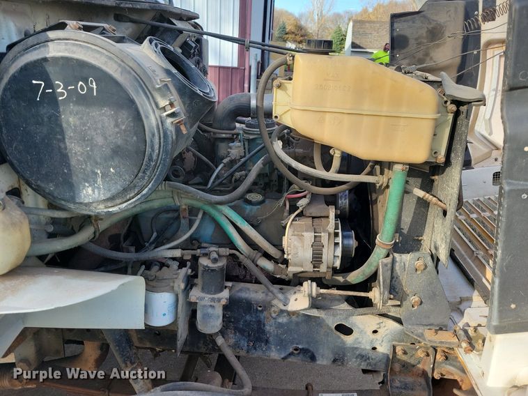 image for item LO9950 1998 International 4700  hook lift truck