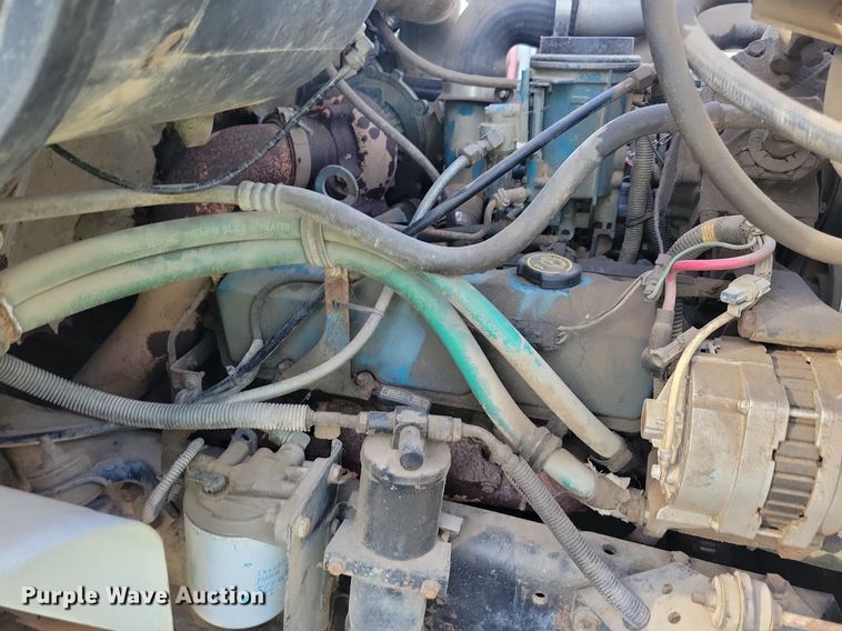 image for item LO9950 1998 International 4700  hook lift truck