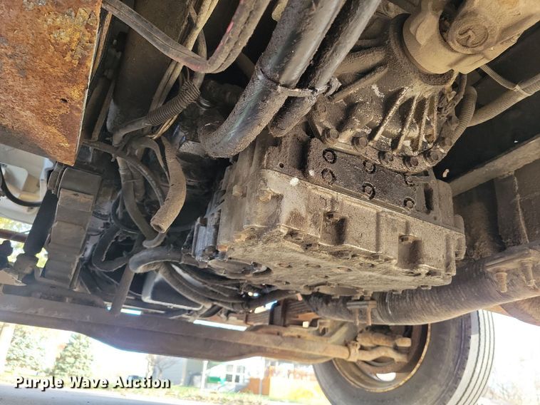 image for item LO9950 1998 International 4700  hook lift truck