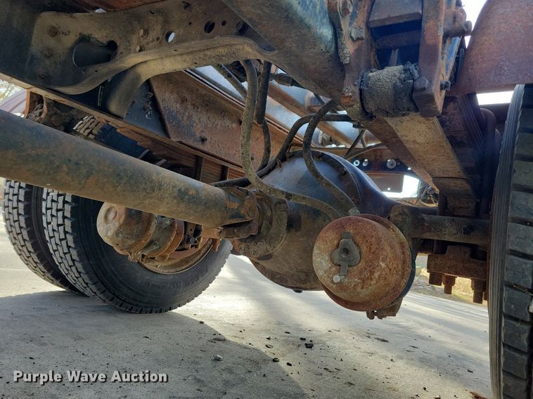 image for item LO9950 1998 International 4700  hook lift truck