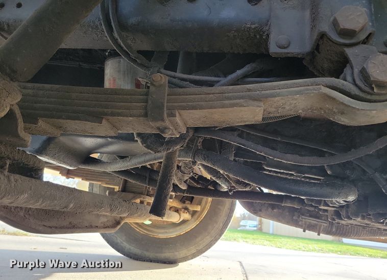 image for item LO9950 1998 International 4700  hook lift truck