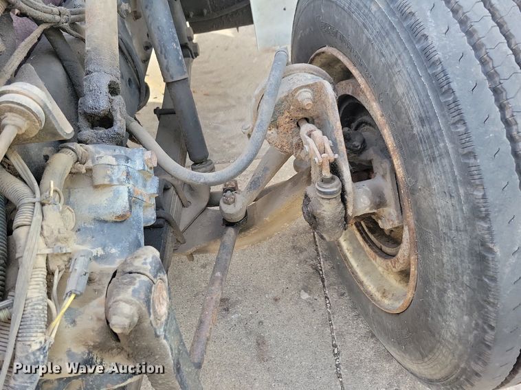 image for item LO9950 1998 International 4700  hook lift truck