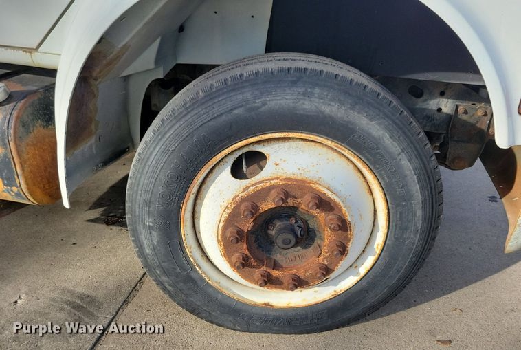 image for item LO9950 1998 International 4700  hook lift truck