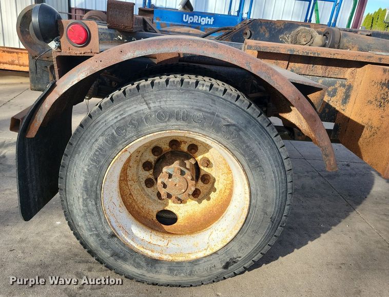 image for item LO9950 1998 International 4700  hook lift truck