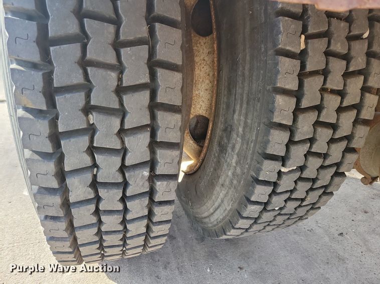 image for item LO9950 1998 International 4700  hook lift truck