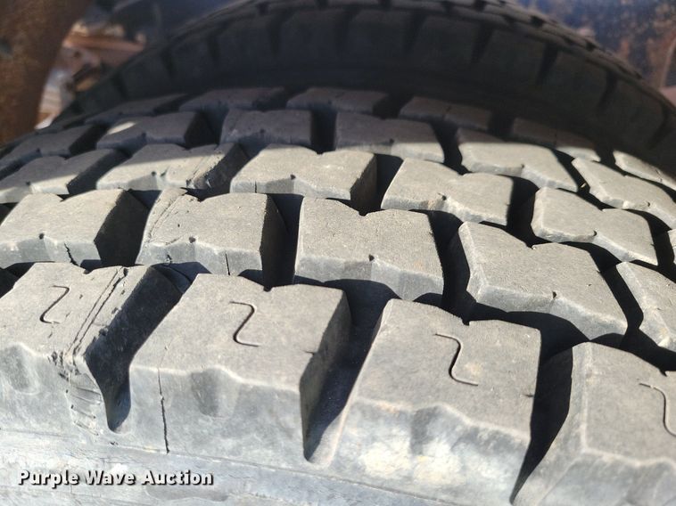 image for item LO9950 1998 International 4700  hook lift truck