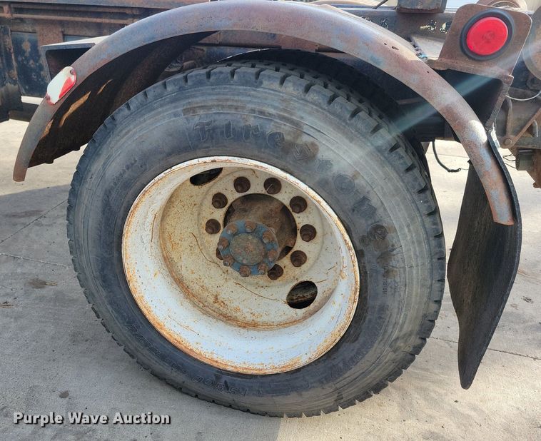 image for item LO9950 1998 International 4700  hook lift truck