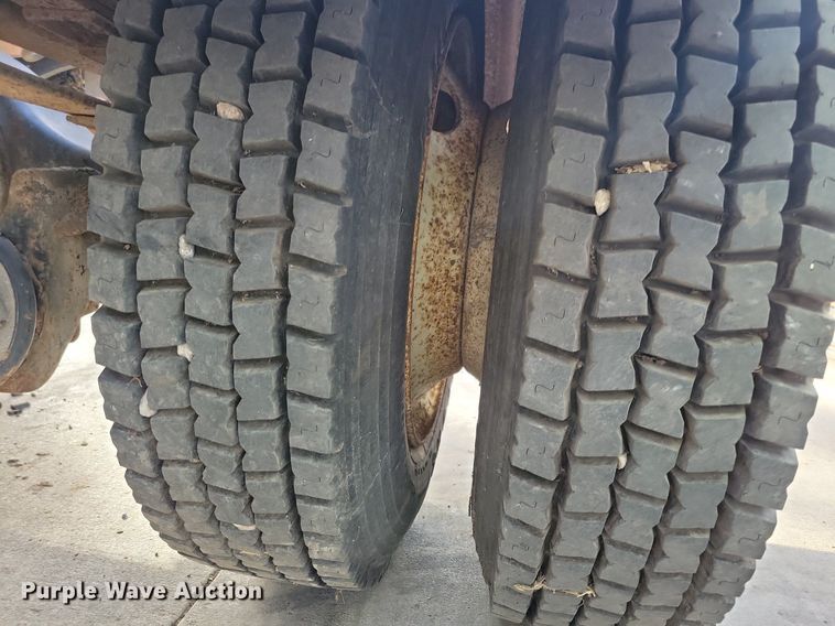 image for item LO9950 1998 International 4700  hook lift truck