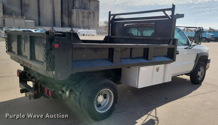 image for item LO9956 2004 Chevrolet Silverado 3500  dump bed pickup truck