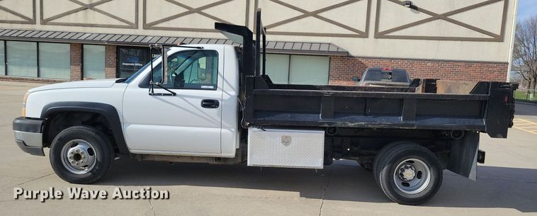 image for item LO9956 2004 Chevrolet Silverado 3500  dump bed pickup truck
