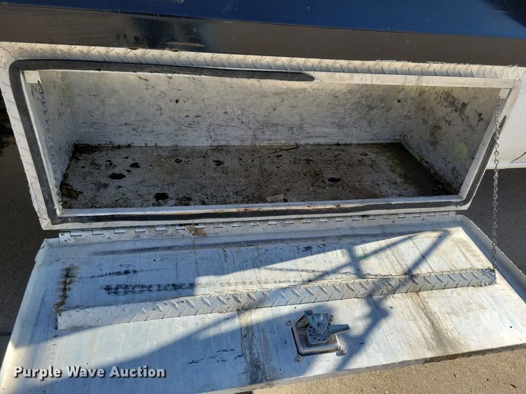 image for item LO9956 2004 Chevrolet Silverado 3500  dump bed pickup truck