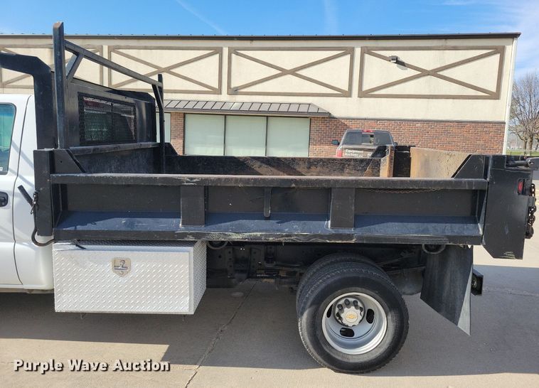 image for item LO9956 2004 Chevrolet Silverado 3500  dump bed pickup truck
