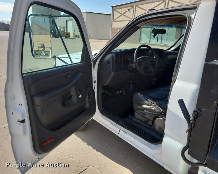 image for item LO9956 2004 Chevrolet Silverado 3500  dump bed pickup truck