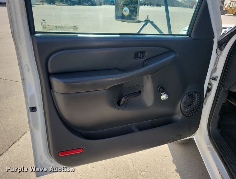 image for item LO9956 2004 Chevrolet Silverado 3500  dump bed pickup truck