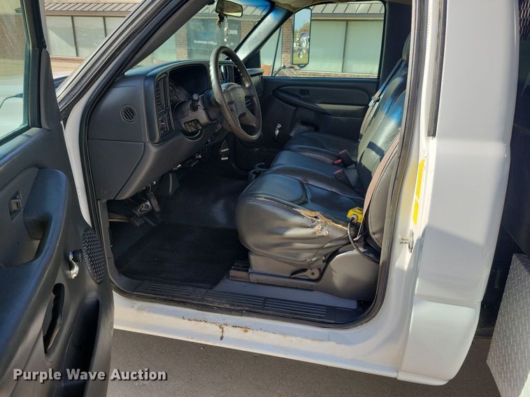 image for item LO9956 2004 Chevrolet Silverado 3500  dump bed pickup truck