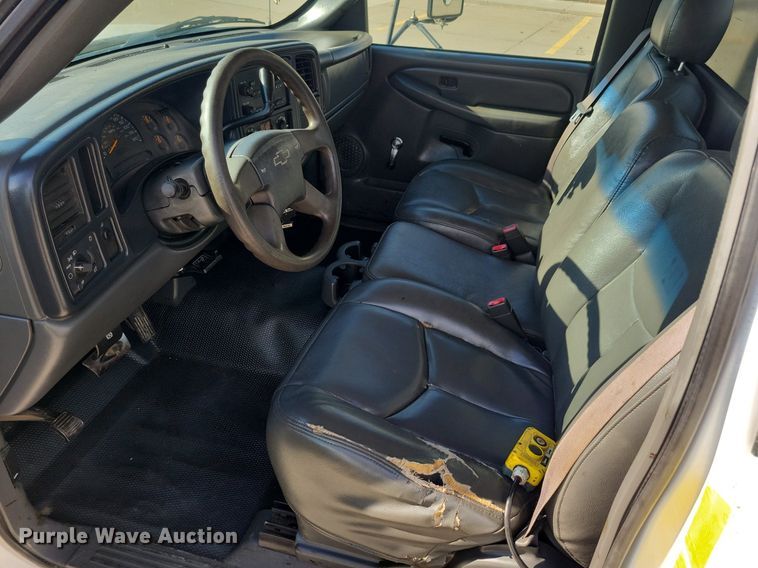 image for item LO9956 2004 Chevrolet Silverado 3500  dump bed pickup truck