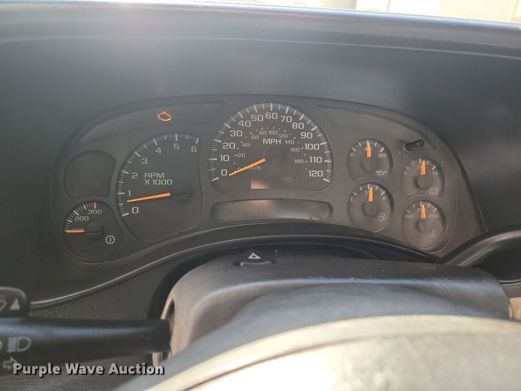 image for item LO9956 2004 Chevrolet Silverado 3500  dump bed pickup truck