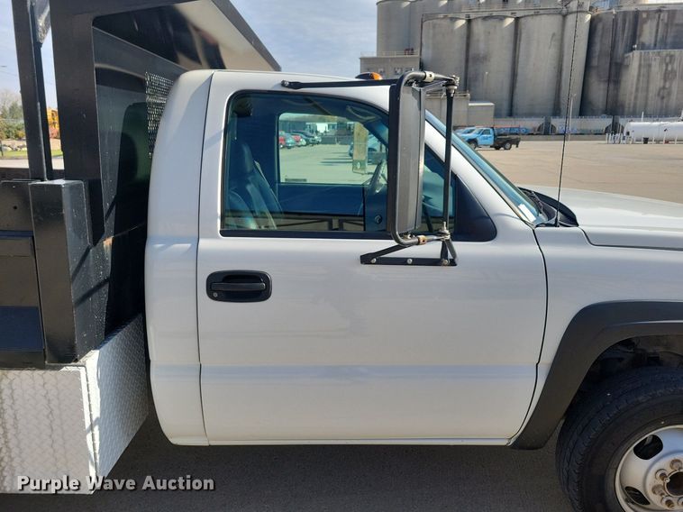 image for item LO9956 2004 Chevrolet Silverado 3500  dump bed pickup truck