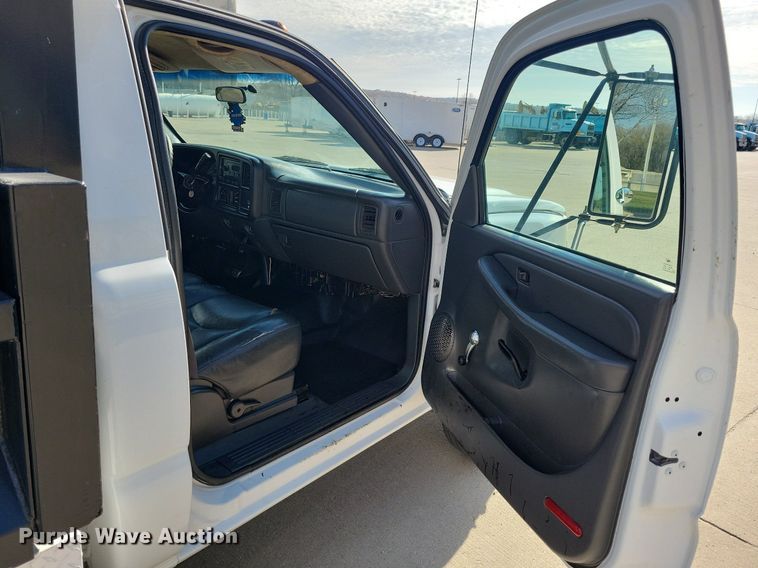 image for item LO9956 2004 Chevrolet Silverado 3500  dump bed pickup truck