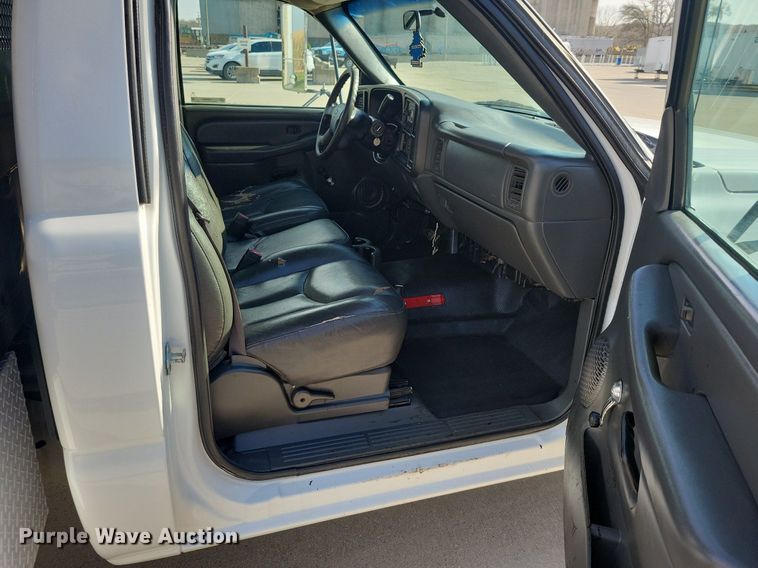 image for item LO9956 2004 Chevrolet Silverado 3500  dump bed pickup truck