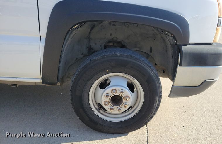 image for item LO9956 2004 Chevrolet Silverado 3500  dump bed pickup truck