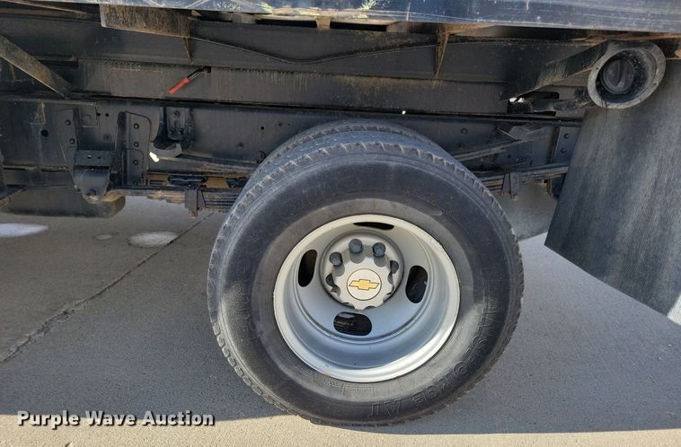 image for item LO9956 2004 Chevrolet Silverado 3500  dump bed pickup truck