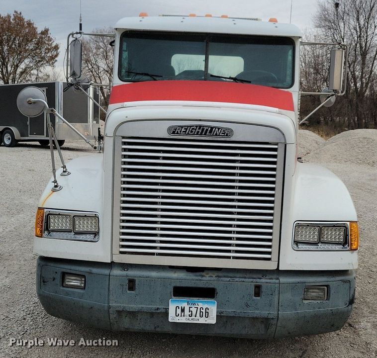 image for item LO9962 1995 Freightliner FLD 120  flatbed truck