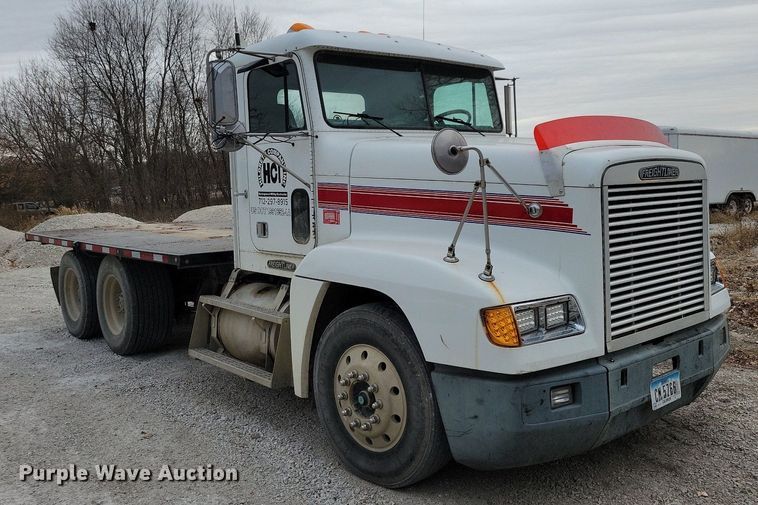 image for item LO9962 1995 Freightliner FLD 120  flatbed truck