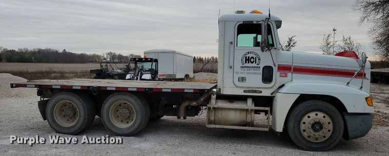 image for item LO9962 1995 Freightliner FLD 120  flatbed truck
