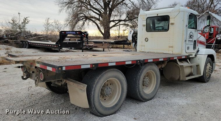 image for item LO9962 1995 Freightliner FLD 120  flatbed truck