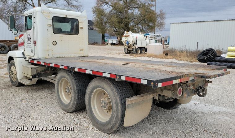 image for item LO9962 1995 Freightliner FLD 120  flatbed truck