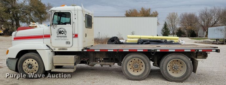 image for item LO9962 1995 Freightliner FLD 120  flatbed truck