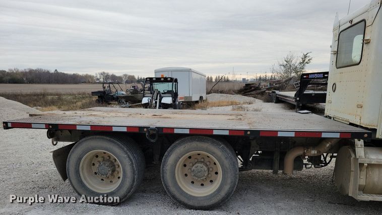 image for item LO9962 1995 Freightliner FLD 120  flatbed truck