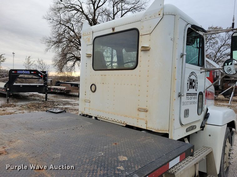 image for item LO9962 1995 Freightliner FLD 120  flatbed truck