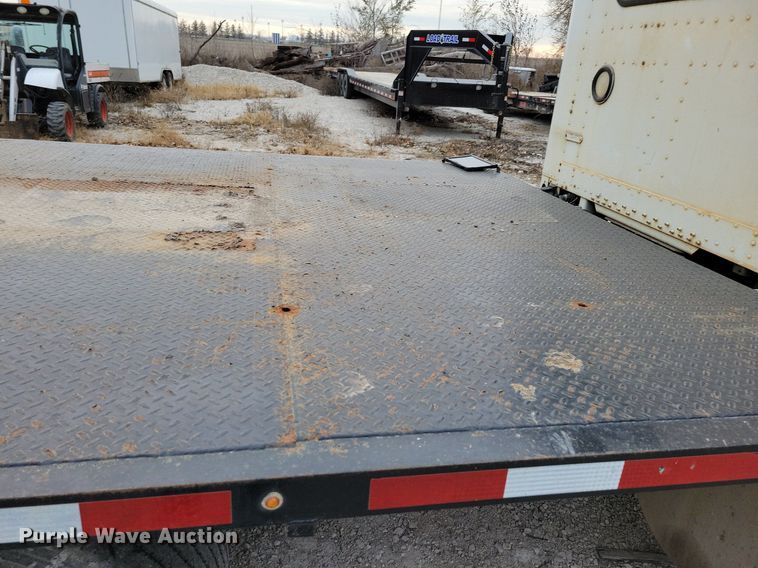 image for item LO9962 1995 Freightliner FLD 120  flatbed truck