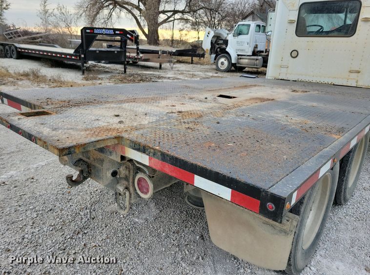 image for item LO9962 1995 Freightliner FLD 120  flatbed truck