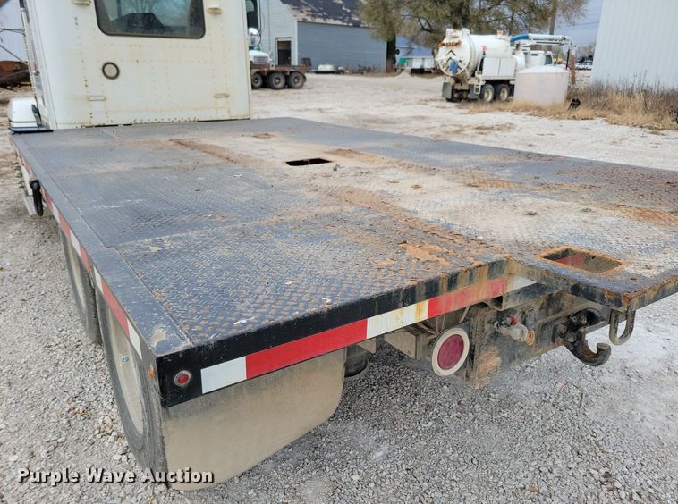 image for item LO9962 1995 Freightliner FLD 120  flatbed truck