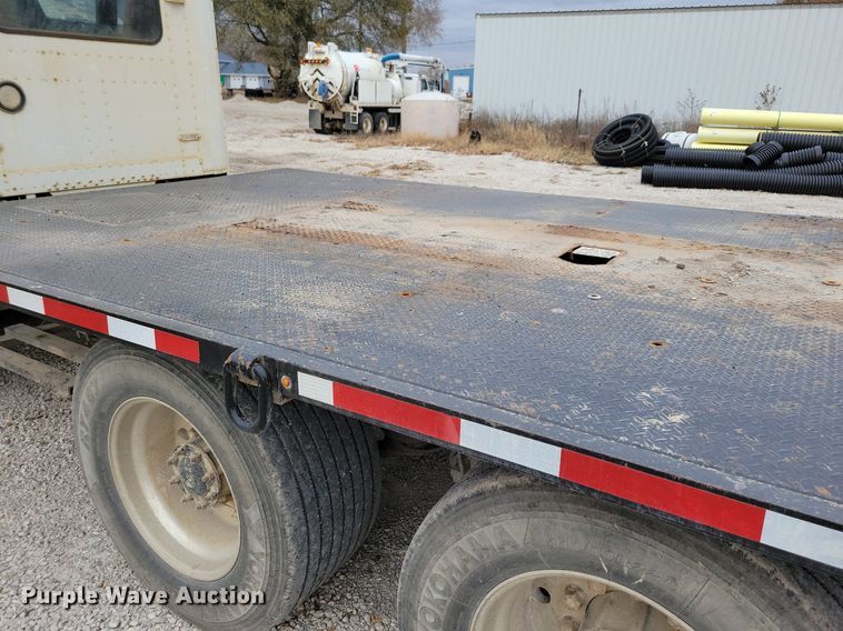 image for item LO9962 1995 Freightliner FLD 120  flatbed truck