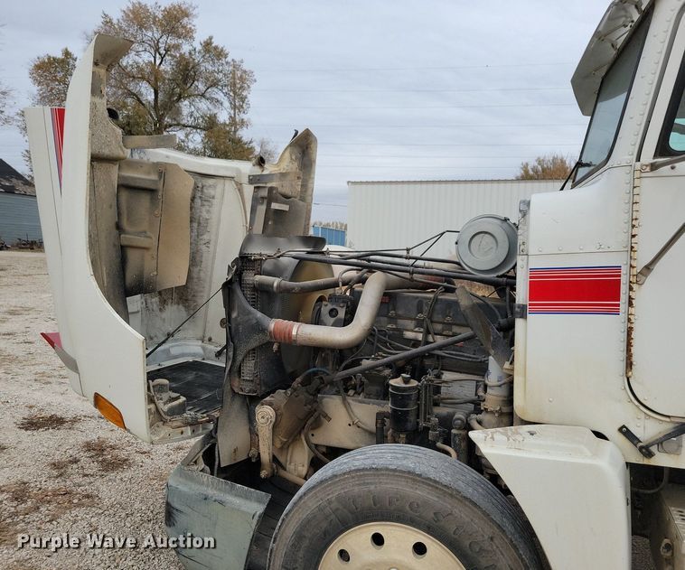 image for item LO9962 1995 Freightliner FLD 120  flatbed truck