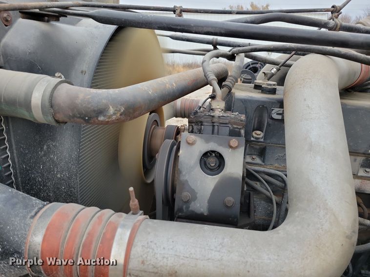 image for item LO9962 1995 Freightliner FLD 120  flatbed truck