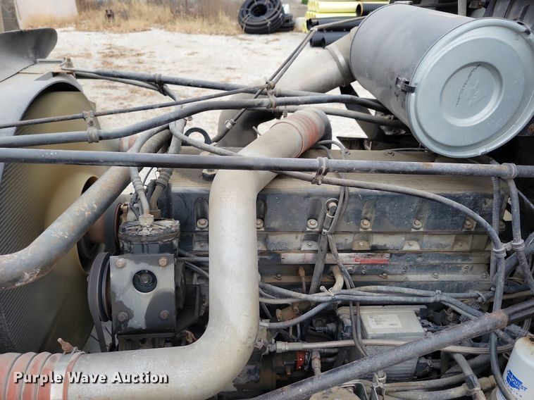 image for item LO9962 1995 Freightliner FLD 120  flatbed truck