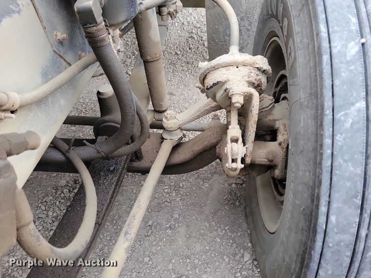 image for item LO9962 1995 Freightliner FLD 120  flatbed truck