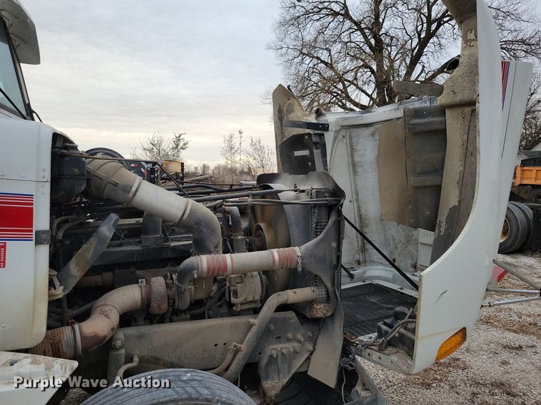 image for item LO9962 1995 Freightliner FLD 120  flatbed truck