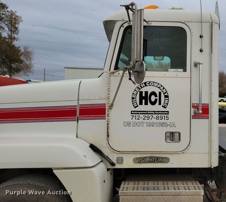 image for item LO9962 1995 Freightliner FLD 120  flatbed truck